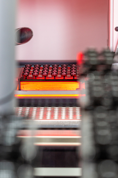 Laserbearbeitung von Bauteilen mit roter Beleuchtung.jpg